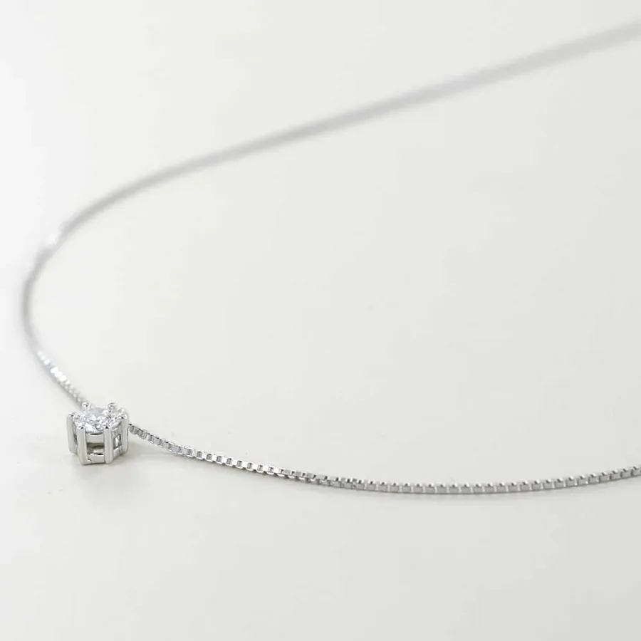 obrazek 4 Mały włoski naszyjnik Punto Luce z diamentem