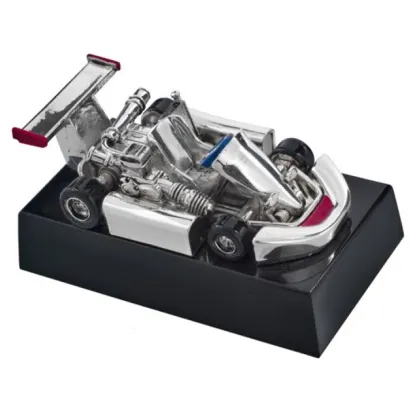 Zdjęcie Mała figurka z bolidem