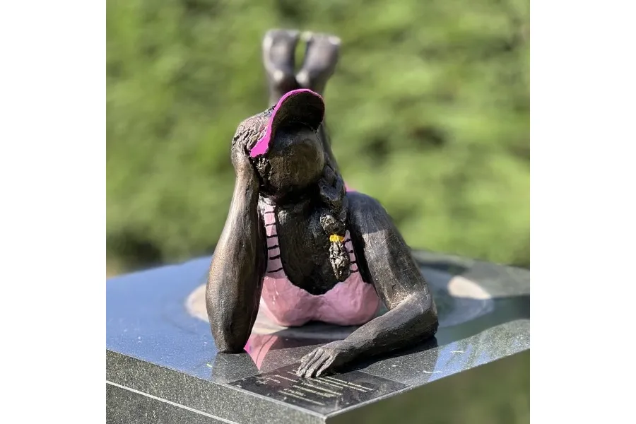 obrazek 2 Fantastyczna rzeźba ogrodowa "Kobieta leżąca na brzuchu w różowym kostiumie kąpielowym"