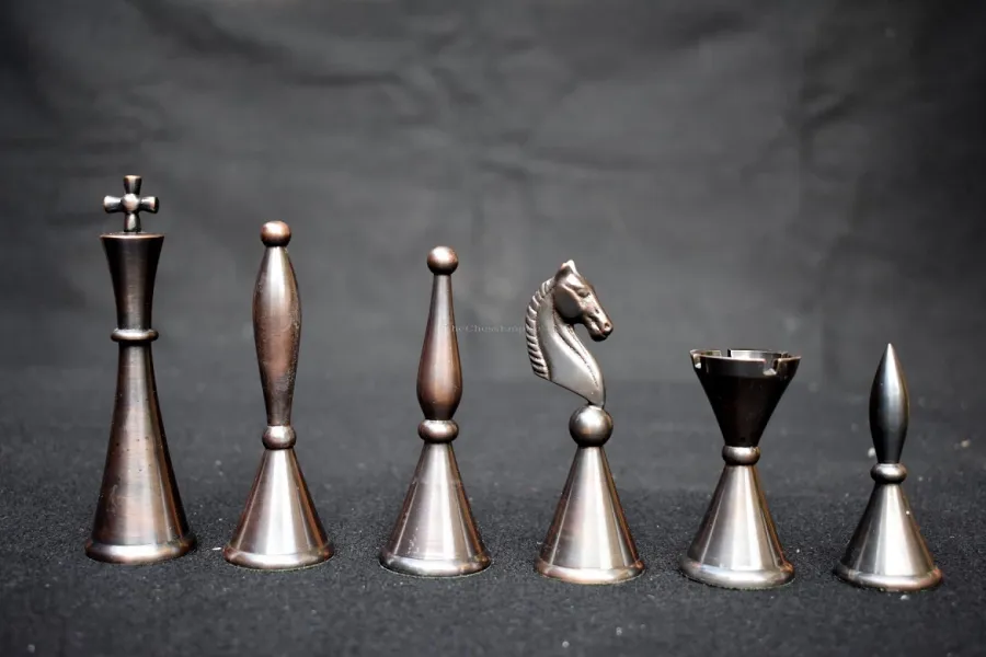 obrazek 2 Stylowy komplet figur metalowych do gry w szachy - The Chess Empire