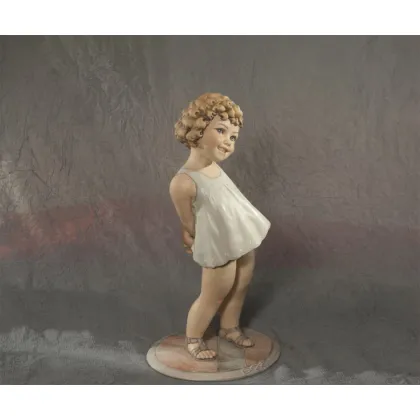 Zdjęcie Porcelanowa figurka dziewczynki w jasnoniebieskiej sukience - Sibania