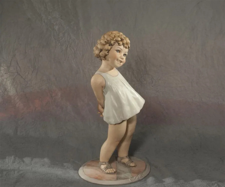 obrazek 1 Porcelanowa figurka dziewczynki w jasnoniebieskiej sukience - Sibania