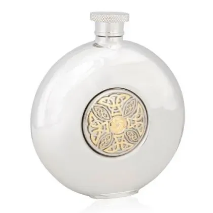 Zdjęcie Stylowy prezent – okrągła piersiówka z pięknym celtyckim wzorem