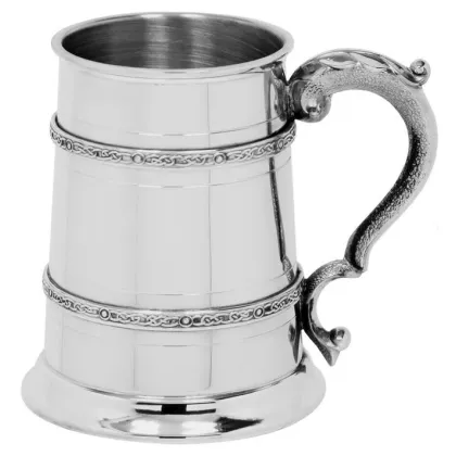 Zdjęcie Charakterystyczny upominek w postaci kufla do piwa z motywem celtyckim