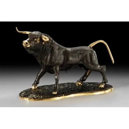 Zdjęcie Elegancka figura Byk na podstawie