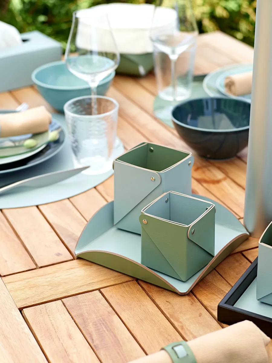 obrazek 2 Wyjątkowa podkładka 20x20xH2,5 cm wykonana ze skóry w kolorze pastelowego błękitu