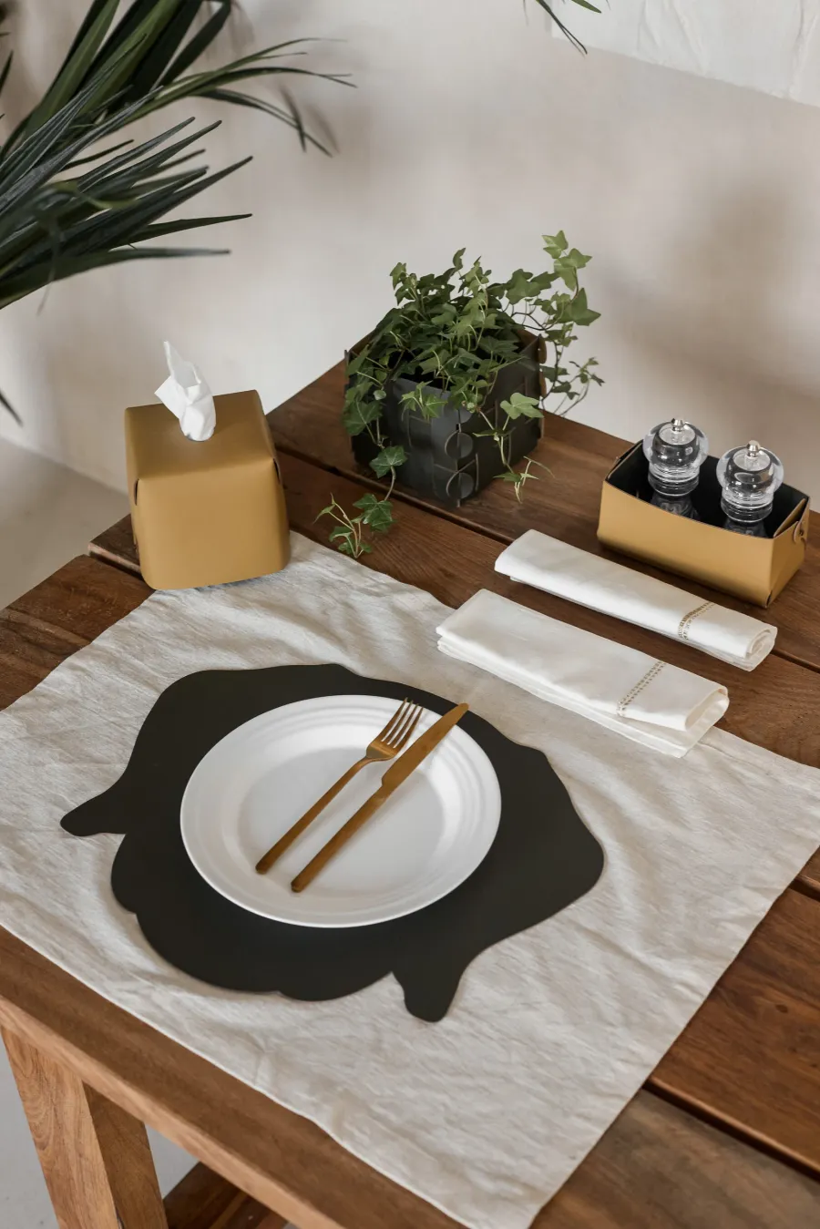 obrazek 4 Oryginalna skórzana podkładka stołowa w kształcie głowy psa wykonana w kolorze musztardowym i oliwkowym