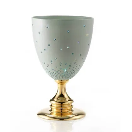 Zdjęcie Delikatny wazon - ceramiczne dekoracje