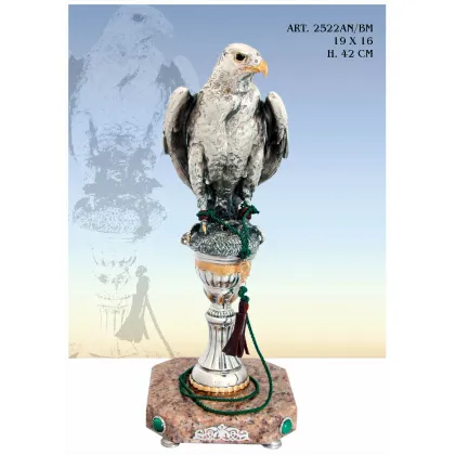 Zdjęcie Piękna figura dumnego orła