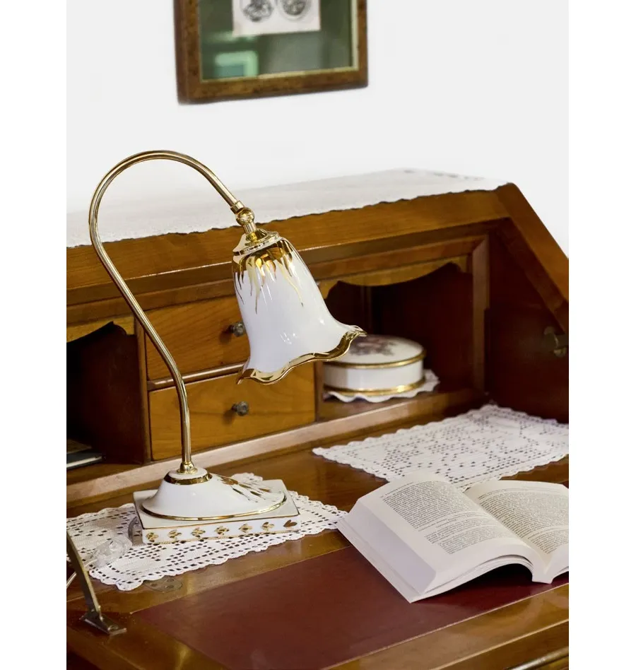 obrazek 1 Porcelanowa lampka na stół w wersji lustrzanego złota i platynowego srebra