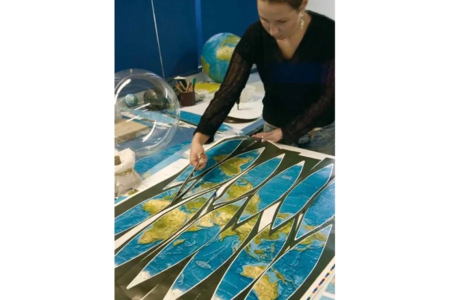 picture 4 Beautiful floor globe