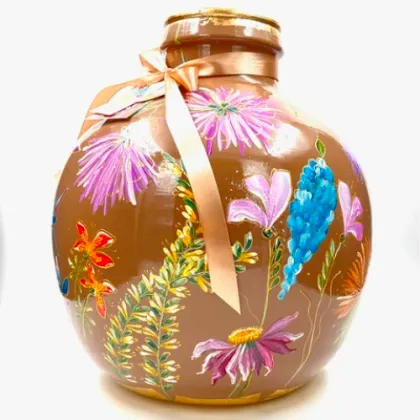 Zdjęcie Gustowny wazon w kolorze brązowym z motywem pięknych kwiatów - idealny upominek na wyjątkową okazję