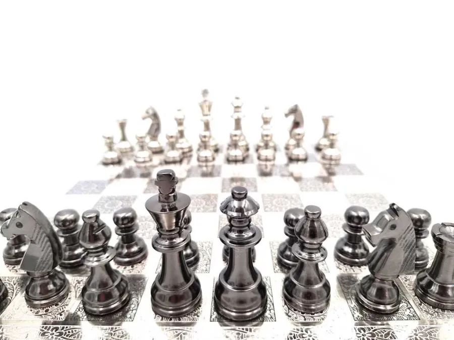 obrazek 2 Ekskluzywne zdobione szachy metalowe - Szachownica 35 x 35 cm