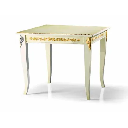 Zdjęcie Piękny stylowy antyczny stół