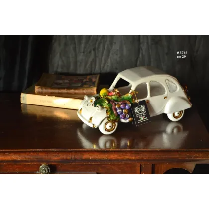 Zdjęcie Zachwycający samochód dekoracyjny z ceramiki na stolik