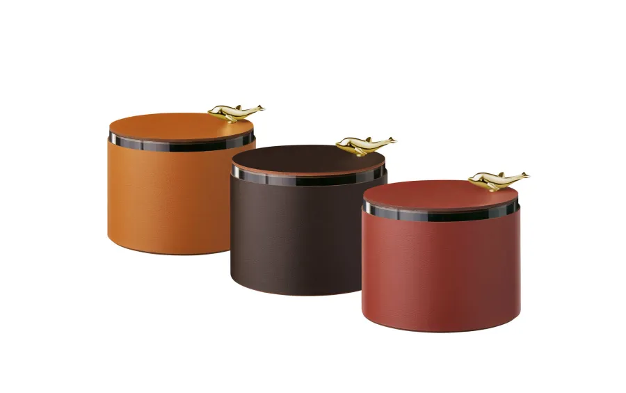 obrazek 2 Ekskluzywne skórzane pudełko Ø15xH10 cm w kolorze karmelowego brązu ozdobione delfinem