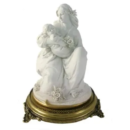 Zdjęcie Matka tuląca dziecko w ramionach - figurka z porcelany