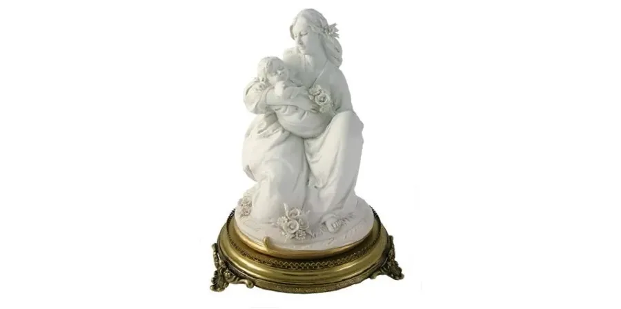 obrazek 1 Matka tuląca dziecko w ramionach - figurka z porcelany
