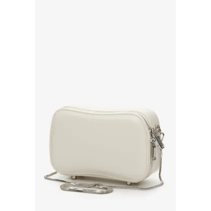 Zdjęcie Estro: Mała jasnobeżowa torebka damska na łańcuszku