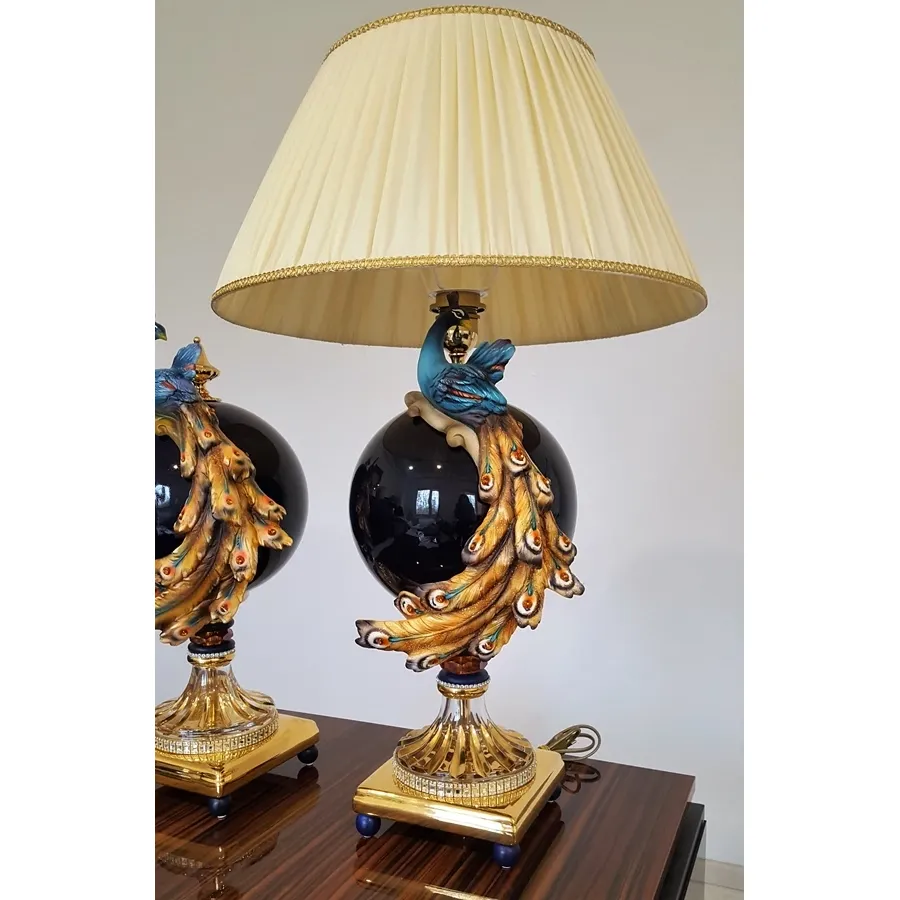 obrazek 2 Elegancka lampa z pięknym pawiem idealna do salonu