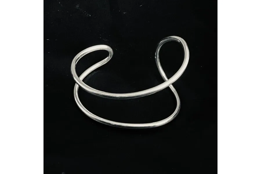obrazek 1 Piękna srebrna bransoletka "zwężana z pętla" - cudowny pomysł na prezent z okazji rocznicy