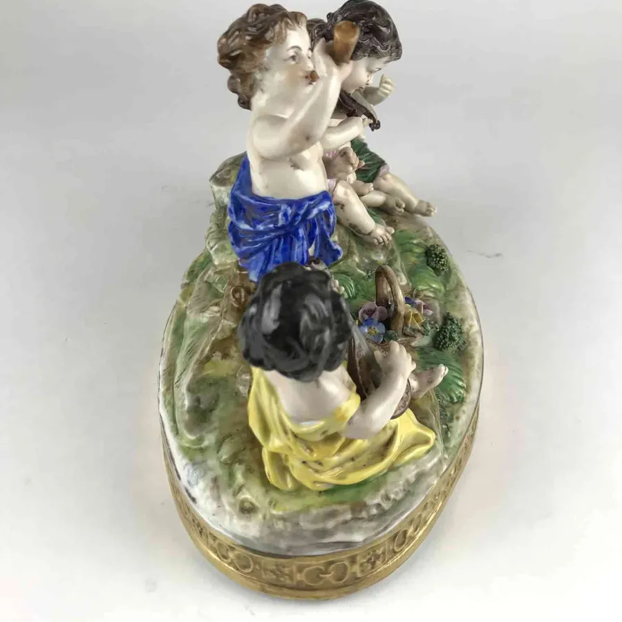 obrazek 2 Grupa muzycznych aniołków z polichromowanej i złoconej porcelany, ręcznie malowana