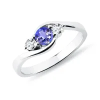Zdjęcie Pierścionek z białego złota z tanzanitem i dwoma diamentami po bokach KLENOTA