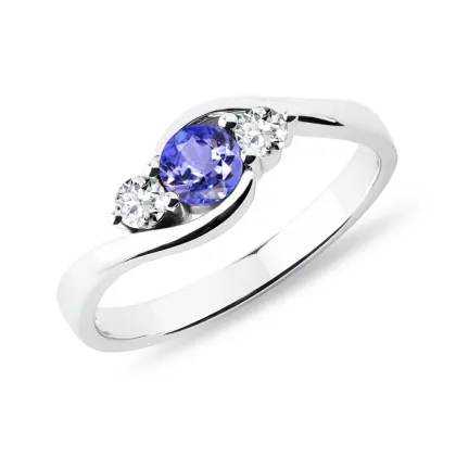 Zdjęcie Pierścionek z białego złota z tanzanitem i dwoma diamentami po bokach KLENOTA