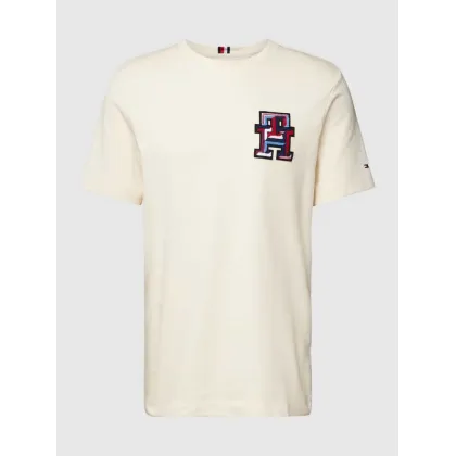 Zdjęcie T-shirt z naszywką z logo