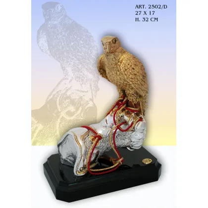 Zdjęcie Luksusowa figura orła na dłoni