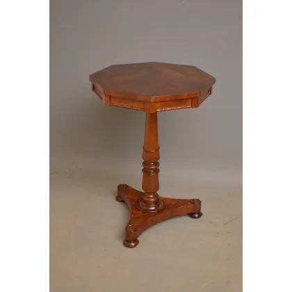 Zdjęcie Wczesny wiktoriański stolik z podpalanym mahoniowym ośmiobocznym blatem z dekoracyjnym rzeźbą - antyk
