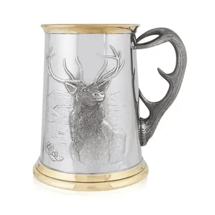 Zdjęcie Stylowy kufel z przedstawieniem jelenia z mosiężnymi elementami – wyjątkowy prezent