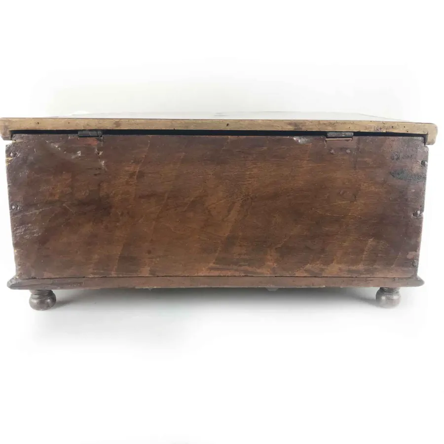 obrazek 6 Pudełko z orzecha włoskiego z nóżkami z końca XVIII wieku