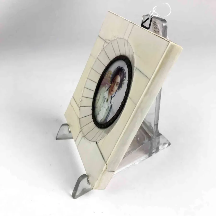 obrazek 3 Owalna miniatura z małą ramką z brązu w szerszej prostokątnej ramie fornirowanej kością słoniową