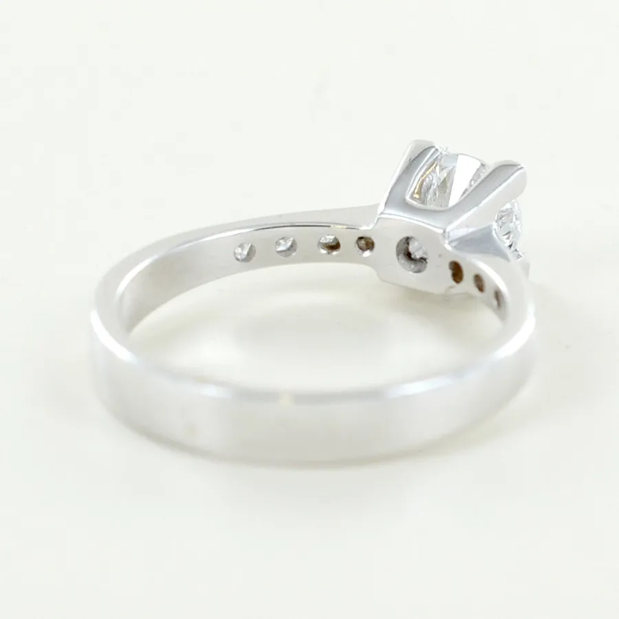 obrazek 7 Włoski pierścionek Solitaire z brylantem 0,65 ct i brylantami na trzpieniu