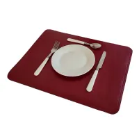 Zdjęcie Podkładka skórzana pod naczynia lub sztućce z firmowym logotypem