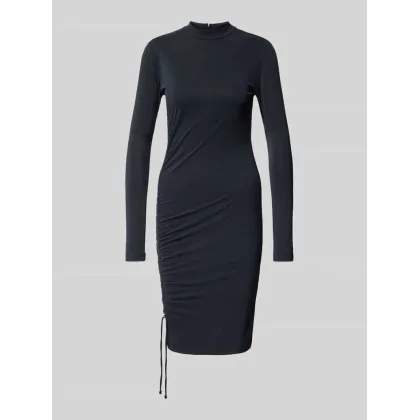 Zdjęcie Sukienka o długości do kolan z bocznym tunelem model ‘Nirace’