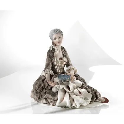 Zdjęcie Figurka damy z XVIII wieku wykonana z porcelany - Sibania