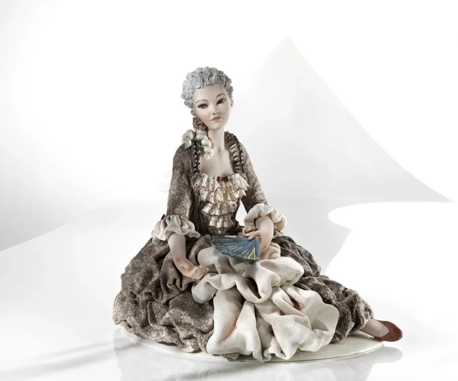 obrazek 1 Figurka damy z XVIII wieku wykonana z porcelany - Sibania