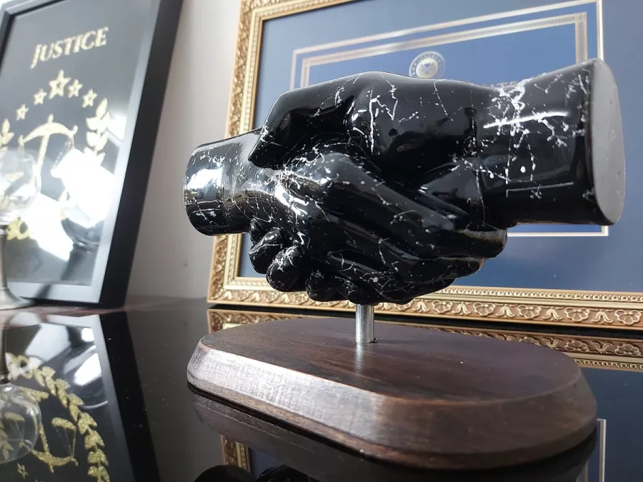 obrazek 3 Uścisk dłoni - luksusowa statuetka na biurko