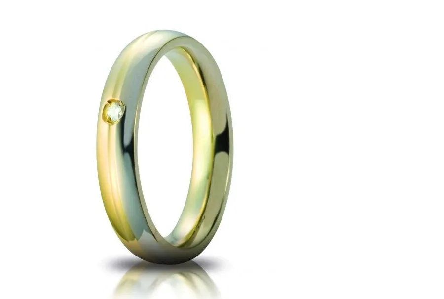 obrazek 1 Wyjątkowa Obrączka z białego i żółtego złota z brylantem 0,03 ct. 4mm szerokośc