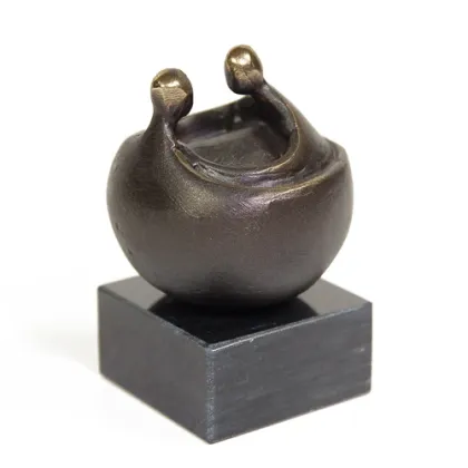 Zdjęcie Osobliwa figurka z brązu