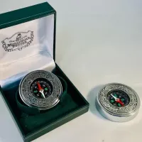 Zdjęcie Stylowy kompas biurkowy / przycisk do papieru z celtyckim wzorem z pewteru