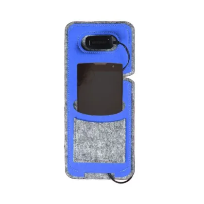 Zdjęcie Etui na telefon i ładowarkę, wieszane na gnieździe elektrycznym