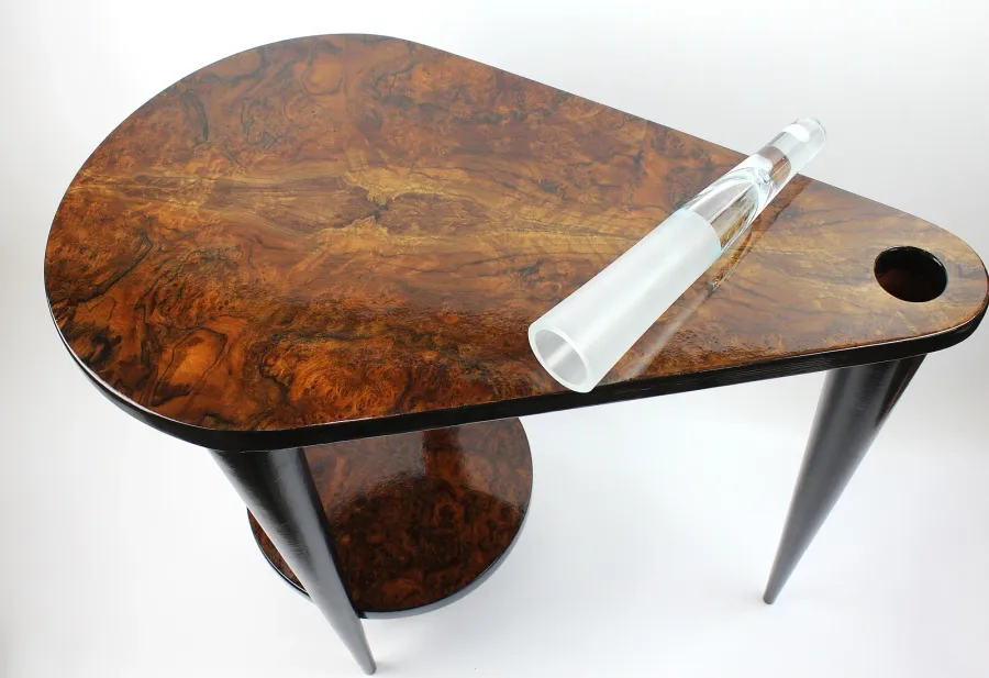 obrazek 4 Rzeźbiarski stolik kawowy Mid-Century Modern z czeczotą orzecha amerykańskiego i szklanym wazonem – handmade Polska