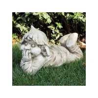 Zdjęcie Rzeźba trolla leżącego na trawie – Italpark