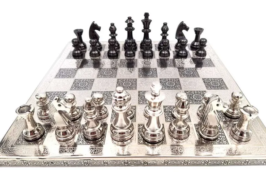 obrazek 4 Ekskluzywne zdobione szachy metalowe - Szachownica 35 x 35 cm