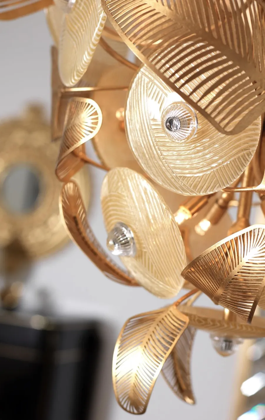 obrazek 2 Żyrandol zdobiony liściami paproci do ekskluzywnych salonów - Euro Lamp Art