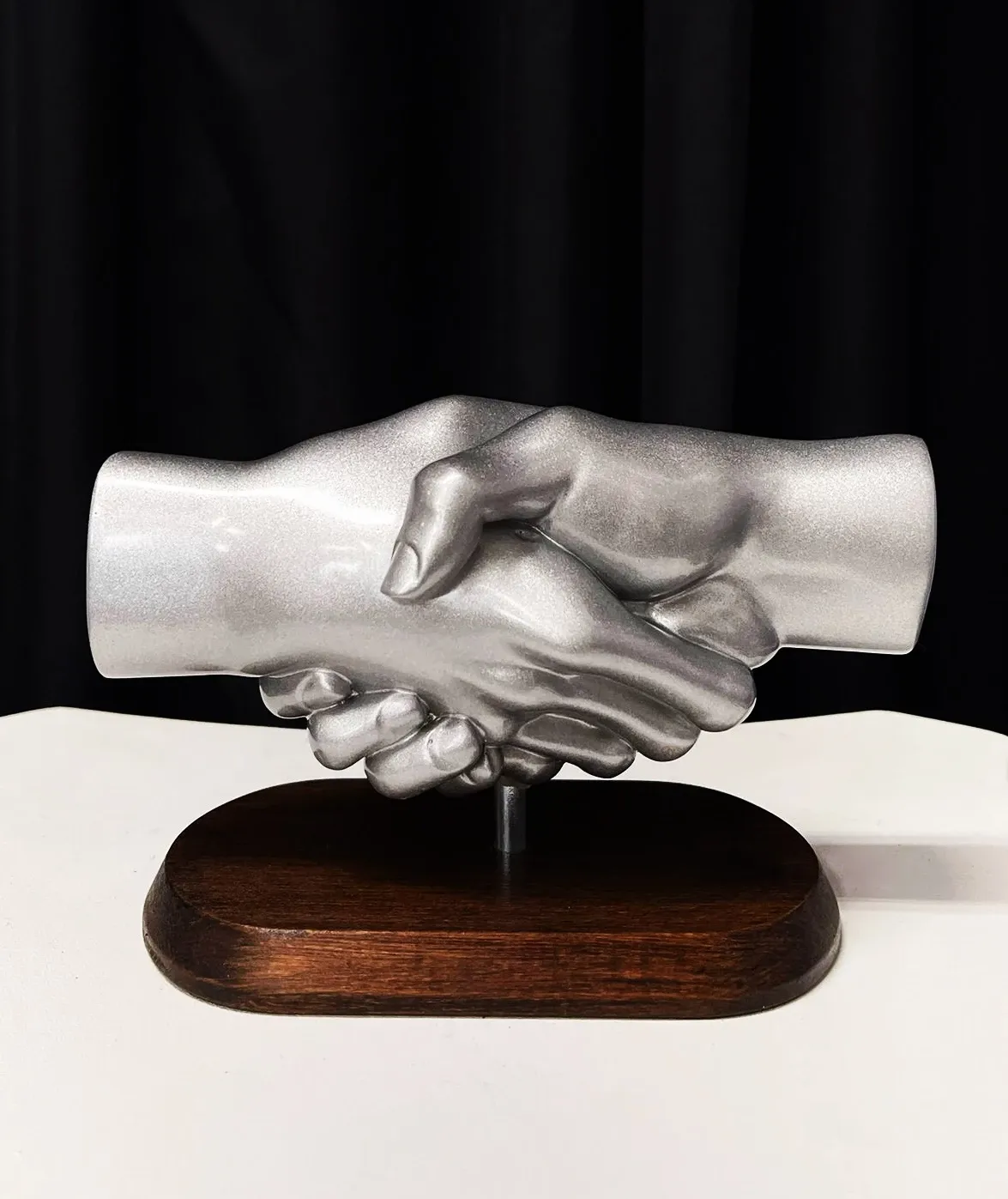 Picture Uścisk dłoni - niesamowita statuetka na prezent