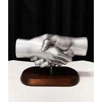 Zdjęcie Uścisk dłoni - niesamowita statuetka na prezent